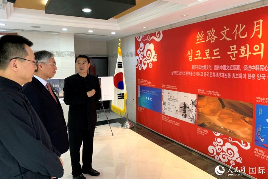 中国驻韩国使馆文化参赞兼首尔中国文化中心主任王彦军介绍“丝路文化月”有关情况。（首尔中国文化中心供图） 